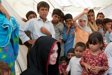 Schauspielerin Angelina Jolie 2010 in einem pakistanischen Camp für Flutopfer Schauspielerin Angelina Jolie 2010 in einem pakistanischen Camp für Flutopfer