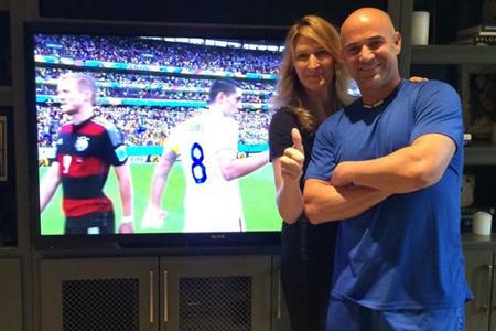 Steffi Graf und Andre Agassi freuen sich über den Ausgang des WM-Spiels Steffi Graf und Andre Agassi freuen sich über den Ausgang des WM-Spiels