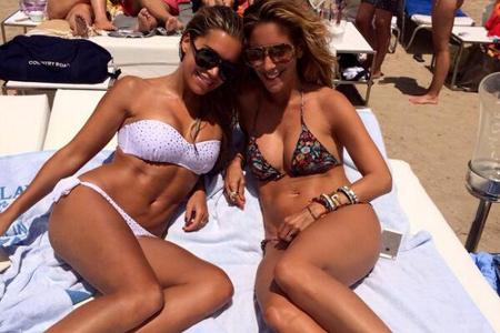 Sylvie Meis und eine Freundin entspannen am Strand