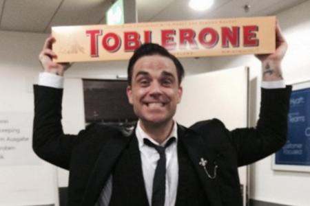 Robbie Williams freut sich über die Riesen-Toblerone Robbie Williams freut sich über die Riesen-Toblerone