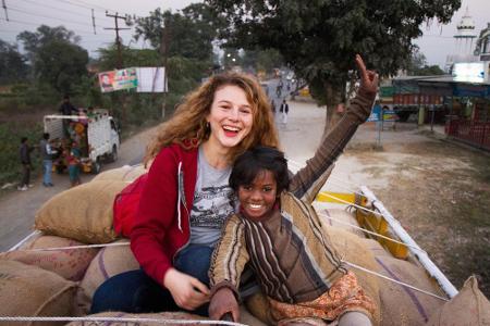 Kati (Anna Maria Sturm) will die kleine Aphsalai (Muskaan Khan) zu ihren Eltern bringen Kati (Anna Maria Sturm) will die kleine Aphsalai (Muskaan Khan) zu ihren Eltern bringen