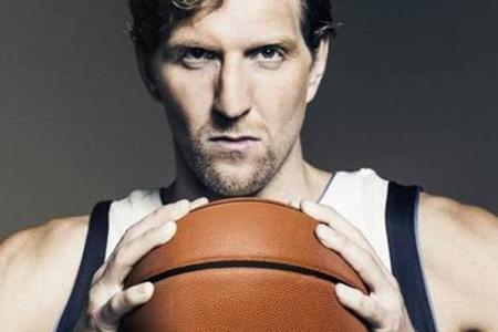 Dirk Nowitzki ist nur schwer vom Ball zu trennen Dirk Nowitzki ist nur schwer vom Ball zu trennen