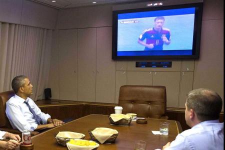 Barack Obama beim Fußball-Schauen in der Air-Force-One Barack Obama beim Fußball-Schauen in der Air-Force-One
