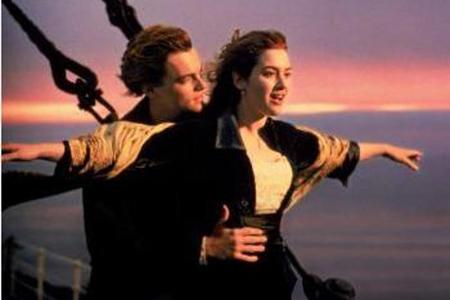 Rose DeWitt Bukater (Kate Winslet), eine 17-jährige Amerikanerin vom Oberdeck, verliebt sich in einen Passagier des Zwischen... Rose DeWitt Bukater (Kate Winslet), eine 17-jährige Amerikanerin vom Oberdeck, verliebt sich in einen Passagier des Zwischen...
