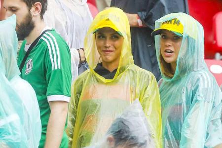 Da war die Welt noch in Ordnung: Ann-Kathrin Brömmel und Sarah Brandner beim Spiel in Recife Da war die Welt noch in Ordnung: Ann-Kathrin Brömmel und Sarah Brandner beim Spiel in Recife