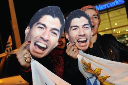 Bissig - und trotzdem beliebt: Uruguayische Fans erwarten ihren Star Luis Suárez in der Heimat Bissig - und trotzdem beliebt: Uruguayische Fans erwarten ihren Star Luis Suárez in der Heimat