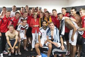 Traumstart in die WM: Kanzlerin Merkel feiert mit der DFB-Elf