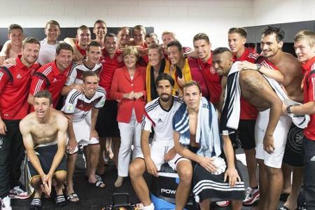 Bitte lächeln! Angela Merkel und die deutschen Kickerhelden Bitte lächeln! Angela Merkel und die deutschen Kickerhelden