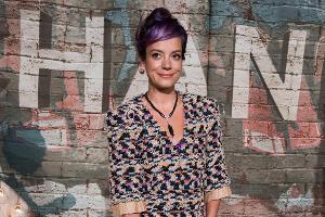 Lily Allen verkleidet sich als "Gynäkologe" Dr. Luke