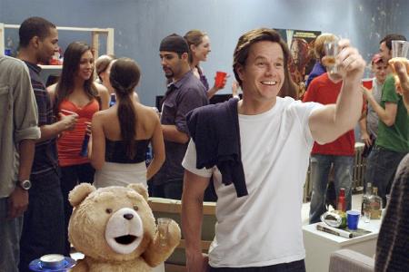 Gemeinsam mit Ted lässt es John (Mark Wahlberg) ein ums andere Mal krachen