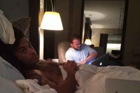 Robbie Williams nimmt seine Fans sogar mit ins Bett Robbie Williams nimmt seine Fans sogar mit ins Bett