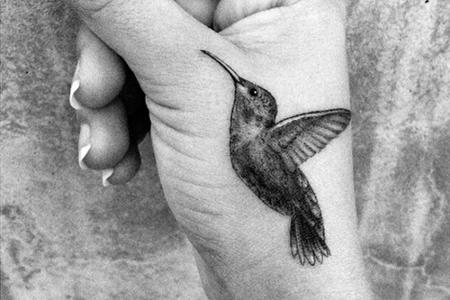 Mit diesem Kolibri-Tattoo gedenkt Zelda Williams ihrem Vater Robin Mit diesem Kolibri-Tattoo gedenkt Zelda Williams ihrem Vater Robin