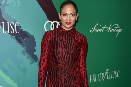 Jennifer Lopez glänzt in Rot Jennifer Lopez glänzt in Rot