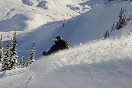 Skifahrers Traum: Unberührte Hänge und weißer Powder