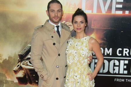 Schauspieler Tom Hardy trägt einen beigen Trenchcoat über schickem Anzug auf der Premiere von Schauspieler Tom Hardy trägt einen beigen Trenchcoat über schickem Anzug auf der Premiere von