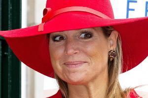 Leder, Boots und Co.: Rot ist die Lieblingsfarbe im Herbst