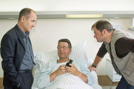 Robert Kolmaar (Ulrich Mühe, l.) und Max Kolditz (Markus Majowski, r.) besuchen Joe Hoffer (Jörg Gudzuhn, m.) im Krankenhaus. Robert Kolmaar (Ulrich Mühe, l.) und Max Kolditz (Markus Majowski, r.) besuchen Joe Hoffer (Jörg Gudzuhn, m.) im Krankenhaus.