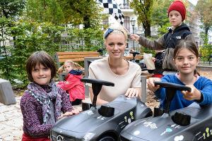 Franziska Knuppe verschenkt Bobby-Cars