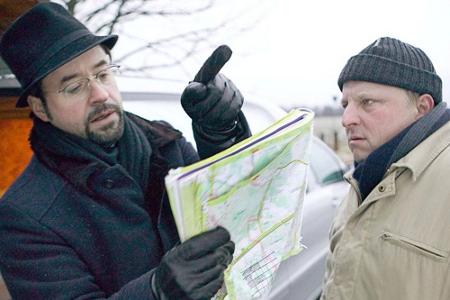Rechtsmediziner Prof. Karl-Friedrich Boerne (Jan Josef Liefers, li.) verfolgt gemeinsam mit Kommissar Frank Thiel (Axel Prah... Rechtsmediziner Prof. Karl-Friedrich Boerne (Jan Josef Liefers, li.) verfolgt gemeinsam mit Kommissar Frank Thiel (Axel Prah...