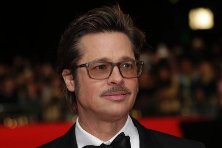 Brad Pitt wurde gerade von Zach Galifianakis im Interview an der Nase herumgeführt Brad Pitt wurde gerade von Zach Galifianakis im Interview an der Nase herumgeführt