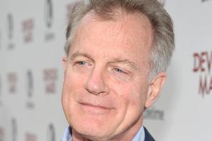 Stephen Collins spielt einen pädophilen Priester