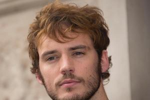 Sam Claflin wünscht sich einen Filmkuss von seiner Frau