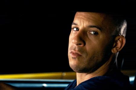 Dom (Vin Diesel) nimmt an einem Rennen teil, um als Sieger den Job als Fahrer eines Drogentransporters zu bekommen Dom (Vin Diesel) nimmt an einem Rennen teil, um als Sieger den Job als Fahrer eines Drogentransporters zu bekommen