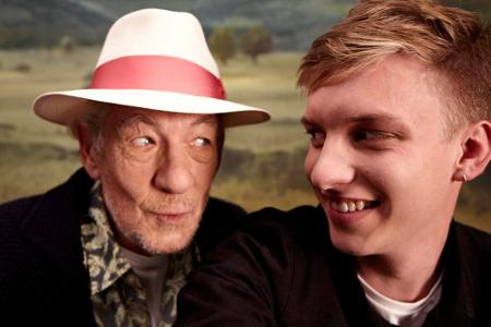 Sir Ian McKellen (l.) spielt im neuen Musikvideo von George Ezra mit Sir Ian McKellen (l.) spielt im neuen Musikvideo von George Ezra mit