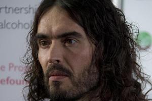 Russell Brand geht für Anonymous auf die Straße