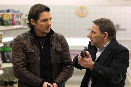 Sebastian Bootz (F. Klare, l.) und Thorsten Lannert (R. Müller) geraten im Supermarkt zufällig in einen Überfall Sebastian Bootz (F. Klare, l.) und Thorsten Lannert (R. Müller) geraten im Supermarkt zufällig in einen Überfall