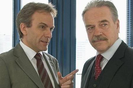 Werner Stahl (Jürgen Heinrich) wird verdächtigt, eine Sekretärin ermordet zu haben. Er bittet Dr. Lessing (Paul Frielinghaus... Werner Stahl (Jürgen Heinrich) wird verdächtigt, eine Sekretärin ermordet zu haben. Er bittet Dr. Lessing (Paul Frielinghaus...