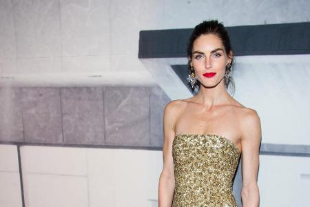 Hilary Rhoda schimmerte im goldenen Pailletten-Kleid