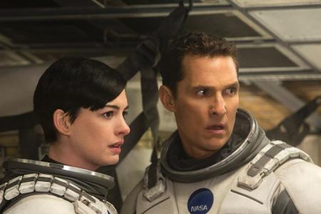 Cooper (Matthew McConaughey) und Amelia (Anne Hathaway) müssen eine neue Heimat für die Menschheit finden Cooper (Matthew McConaughey) und Amelia (Anne Hathaway) müssen eine neue Heimat für die Menschheit finden