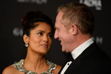 Dieser Blick spricht Bände: Salma Hayek gibt ihren Mann bestimmt nicht wieder her Dieser Blick spricht Bände: Salma Hayek gibt ihren Mann bestimmt nicht wieder her