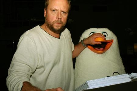 Wenn Smudo arbeitet, muss auch Pinguin Skipper mal den Schnabel halten Wenn Smudo arbeitet, muss auch Pinguin Skipper mal den Schnabel halten