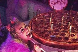 Porno-Party und Neon-Fummel: Miley Cyrus geht auf ihrer Fete steil