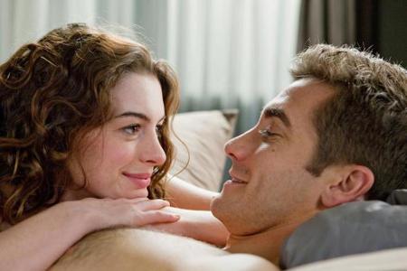 Um keinem anderen Menschen zur Last zu fallen, gehen Jamie Randall (Jake Gyllenhaal, r.) und Maggie Murdock (Anne Hathaway, ... Um keinem anderen Menschen zur Last zu fallen, gehen Jamie Randall (Jake Gyllenhaal, r.) und Maggie Murdock (Anne Hathaway, ...