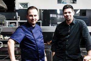 Starköche Mälzer und Raue im "Kitchen Impossible"