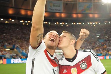 Lukas Podolski und Bastian Schweinsteiger nach dem Finale im Maracana in Rio de Janeiro Lukas Podolski und Bastian Schweinsteiger nach dem Finale im Maracana in Rio de Janeiro