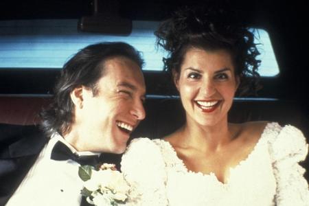 Toula Portokalos (Nia Vardalos) und Ian Miller (John Corbett) feiern Toula Portokalos (Nia Vardalos) und Ian Miller (John Corbett) feiern