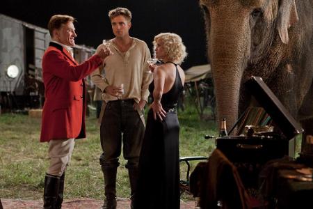 August (Christoph Walz, li.) stößt mit Jacob (Robert Pattinson) und seiner Frau Marlena (Reese Witherspoon) auf den großen E... August (Christoph Walz, li.) stößt mit Jacob (Robert Pattinson) und seiner Frau Marlena (Reese Witherspoon) auf den großen E...