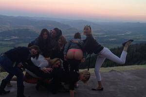 Western-Bars und nackte Hintern: So war Sandra Bullocks 50. Geburtstag