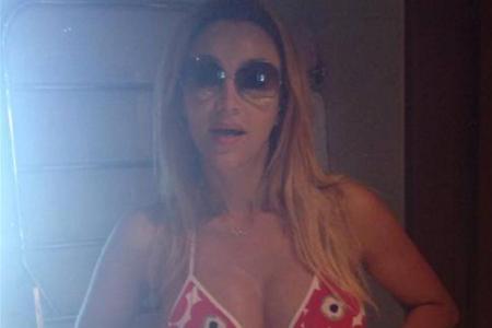 Verona Pooth hat sich beim Eincremen erwischen lassen Verona Pooth hat sich beim Eincremen erwischen lassen