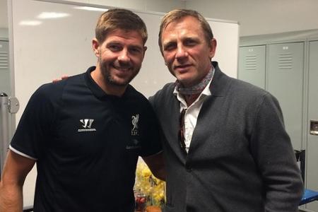 Zwei englische Helden: Steven Gerrard (l.) und Daniel Craig Zwei englische Helden: Steven Gerrard (l.) und Daniel Craig
