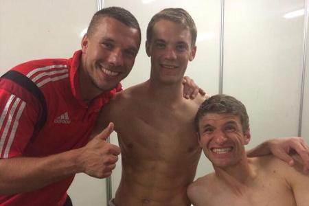 Lukas Podolski freut sich zusammen mit Manuel Neuer und Thomas Müller Lukas Podolski freut sich zusammen mit Manuel Neuer und Thomas Müller