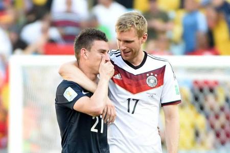 Die anderen immer im Blick: Per Mertesacker tröstet nach dem WM-Viertelfinale seinen FC-Arsenal-Kollegen Laurent Koscielny Die anderen immer im Blick: Per Mertesacker tröstet nach dem WM-Viertelfinale seinen FC-Arsenal-Kollegen Laurent Koscielny