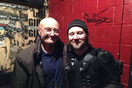 Phil Collins besucht ein Konzert seines Sohnes Simon Phil Collins besucht ein Konzert seines Sohnes Simon
