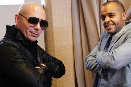 Pitbull und sein Freund spielen zusammen Pitbull und sein Freund spielen zusammen