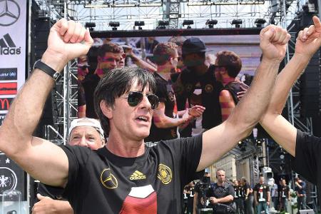 Große Emotionen und ganz viel Freude. Jogi freut sich über den Weltmeistertitel bei der Feier in Berlin Große Emotionen und ganz viel Freude. Jogi freut sich über den Weltmeistertitel bei der Feier in Berlin