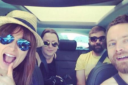 Eva Padberg (l.) mit Freunden auf dem Weg ins Festival-Wochenende Eva Padberg (l.) mit Freunden auf dem Weg ins Festival-Wochenende